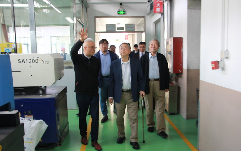 奇美實業(yè)許春華董事長參觀研發(fā)小車間