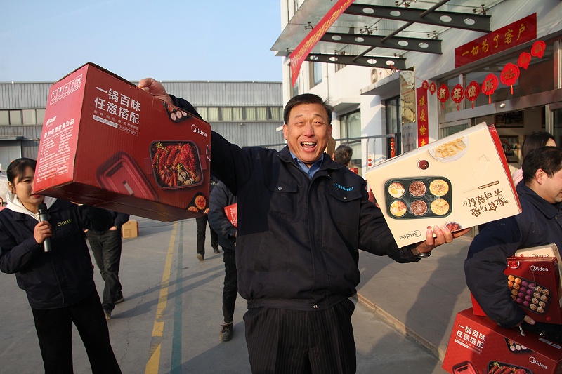青島中新華美小伙伴們抱著獎(jiǎng)品滿載而歸